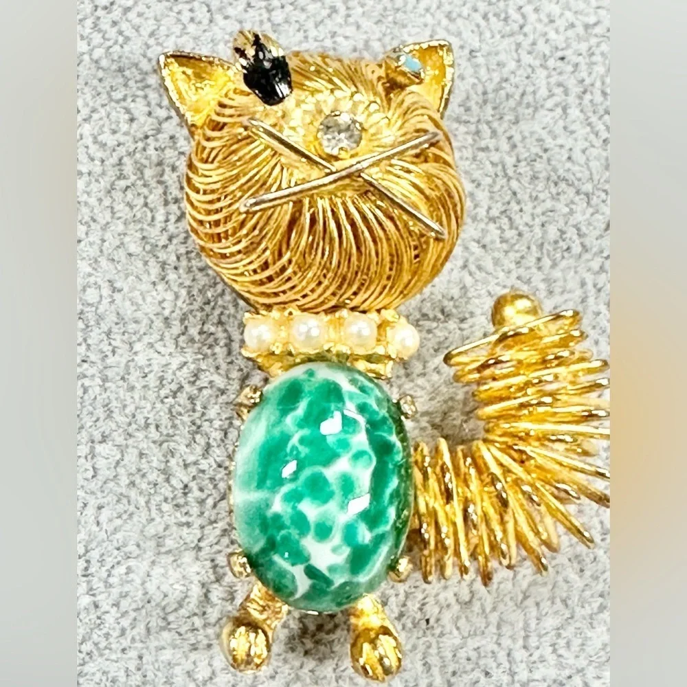 Vintage Gold Tone Wire Wrapped Green Cabochon Belly Winking Cat Brooch Pin